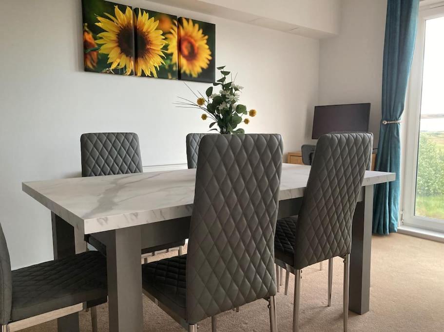 Beautiful 2 Bedroom Flat Overlooking Golf Course Carnoustie Exteriör bild
